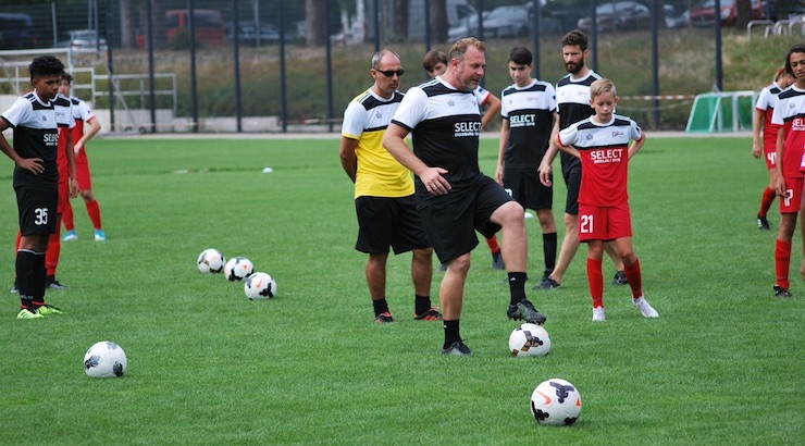 Youth soccer news: GFL International youth soccer camps - Eddie Loewen demonstrating technique at the GFL Berlin Camp