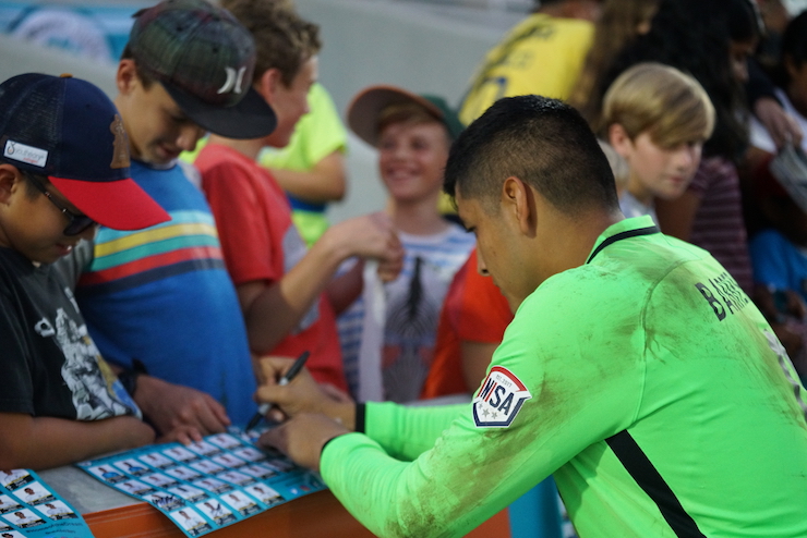CAL-UNITED-PLAYERS-SIGN-AUTOGRAPHS.jpg