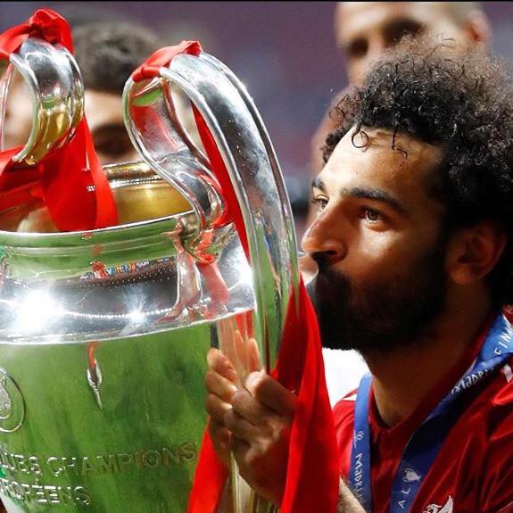 Liverpool-FC-star-Mohamed-Salah-kissing-trophy.jpg