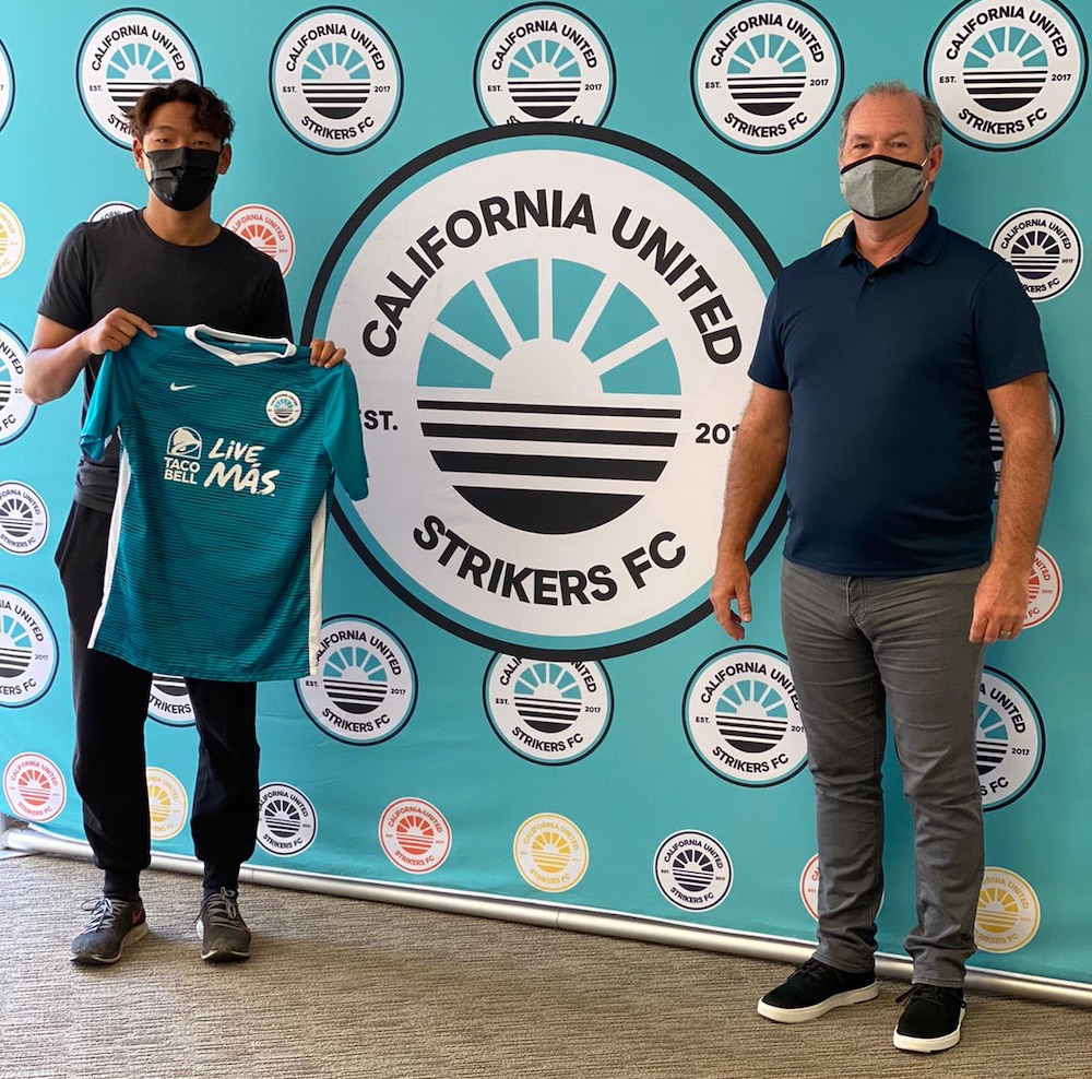 Minjae-Kwack-with-Michael-Collins-after-signs-pro-contract-with-California-United-Strikers-.jpg