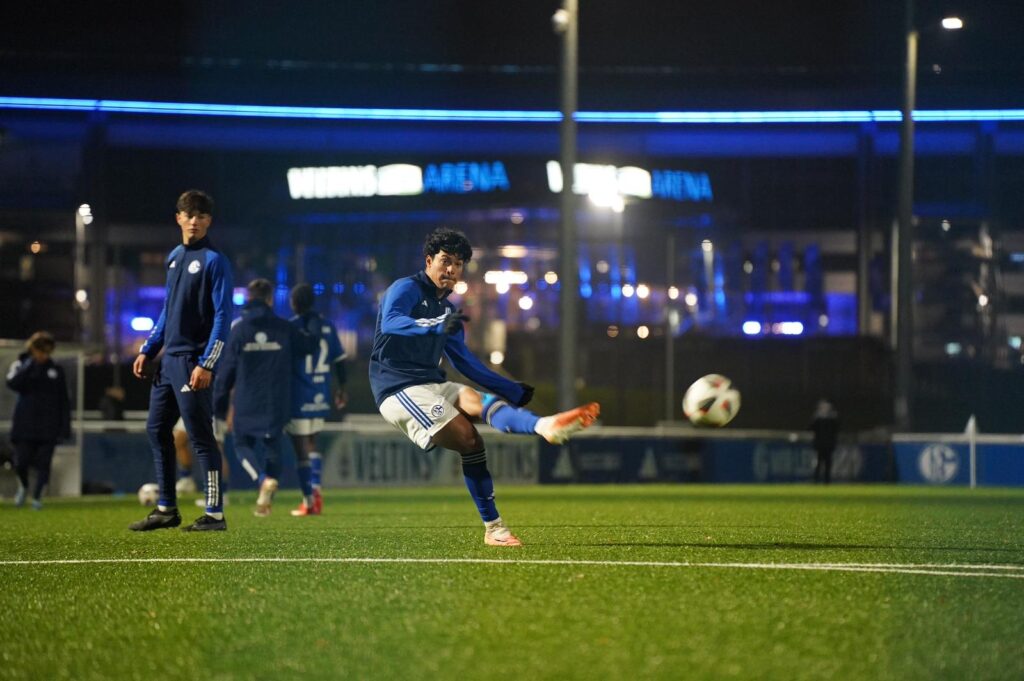 Francis Castillo warming up in front of Veltnis Arena as a FC Schalke 04 U18 Player 